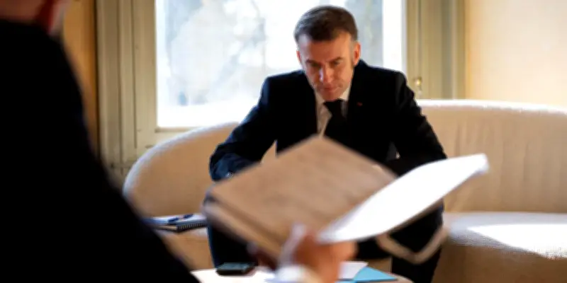 Le rôle d'Emmanuel Macron dans la campagne municipale parisienne suscite des interrogations