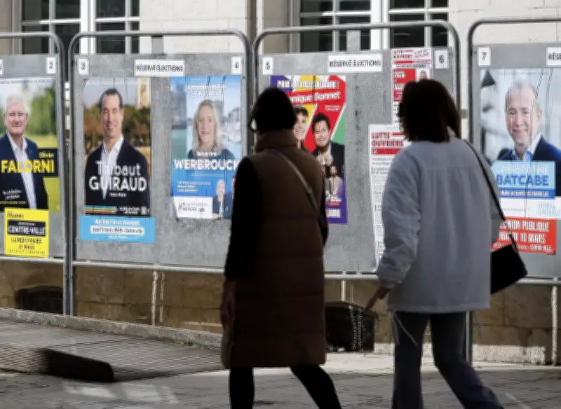 Le RN confronté à de nouveaux posts problématiques de candidats sur Facebook