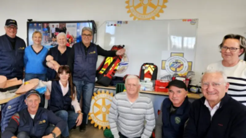 Le Rotary d'Agde équipe l'association de sauvetage secourisme avec près de 3 000 € de matériel