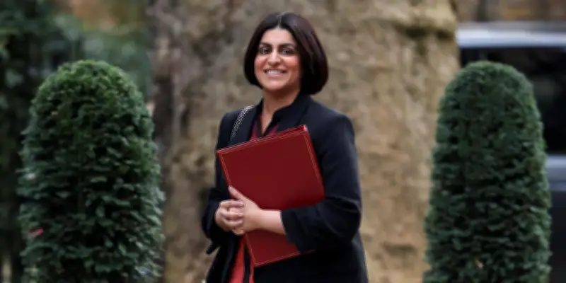 Le Royaume-Uni suspend les visas étudiants et travail pour quatre pays, citant des abus