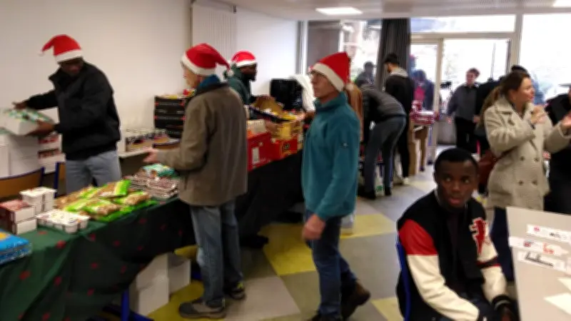 Le Secours Populaire illumine Noël pour 150 étudiants en précarité avec des colis festifs