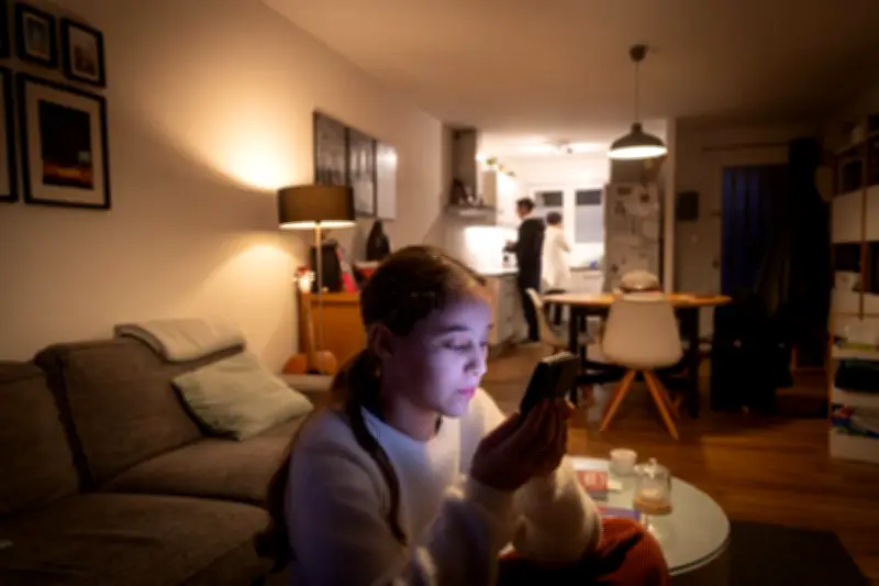 Le Sénat adopte l'interdiction des réseaux sociaux aux moins de 15 ans, divergences avec l'exécutif