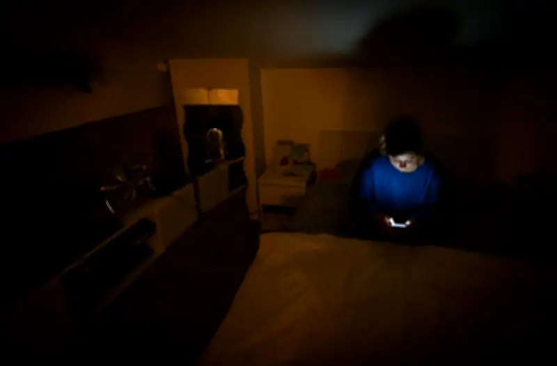 Le Sénat examine la loi pour restreindre les réseaux sociaux aux moins de 15 ans