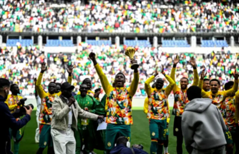 Le Sénégal présente le trophée de la CAN au Stade de France malgré la décision de la CAF