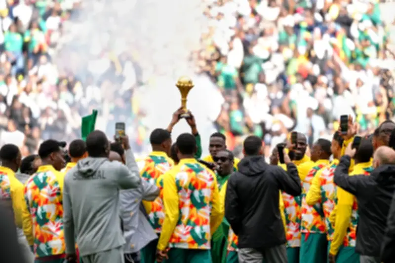 Le Sénégal présente son trophée de la CAN au Stade de France malgré sa déchéance
