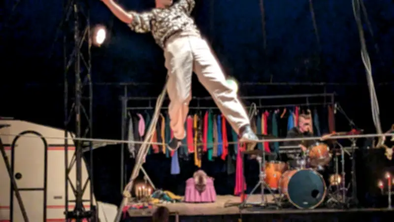 Le spectacle 'Le Bruit' du Cirque Les Petites Natures captive le public