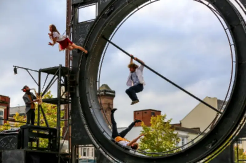 Le spectacle « Perceptions » de Bivouac illumine l'esplanade Éric-Tabarly à La Rochelle