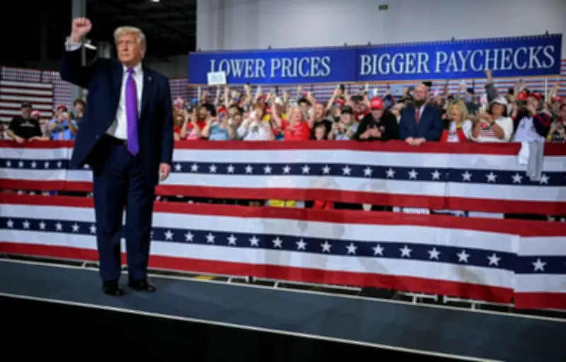 Le split-screen viral de LCI : Trump danse YMCA pendant qu'un pétrolier brûle