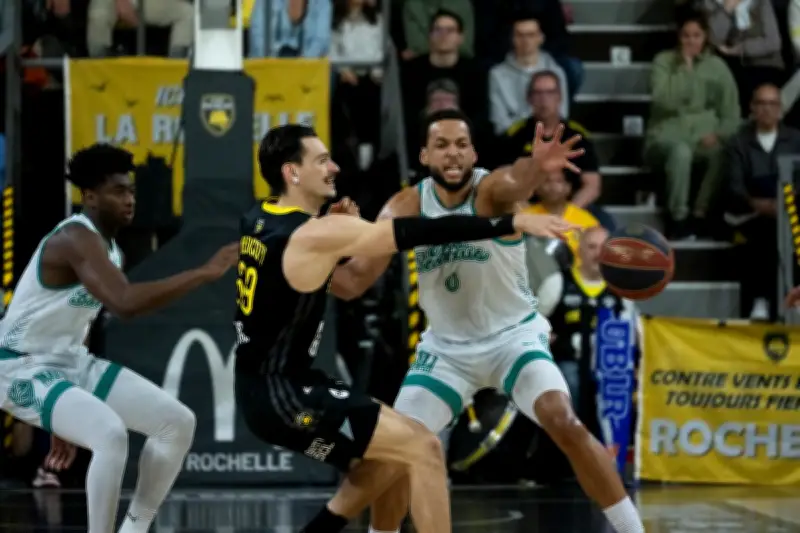 Le Stade Rochelais Basket s'incline face à l'Élan Béarnais mais garde confiance