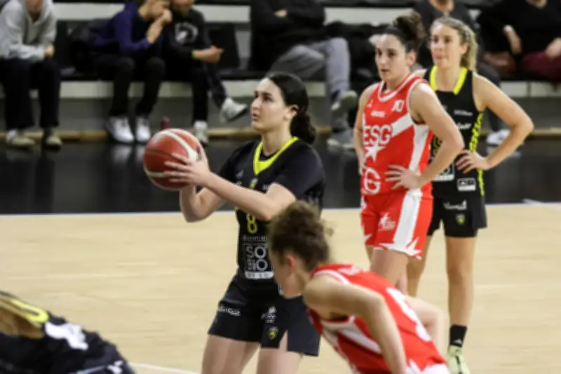 Le Stade Rochelais Rupella redresse la tête avec une victoire éclatante en basket