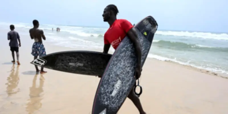 Le surf émerge en Côte d'Ivoire, une alternative à Bali pour les touristes avertis