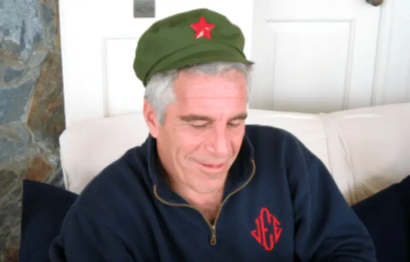 Le sweat d'Epstein, un vêtement controversé devenu objet de culte en ligne