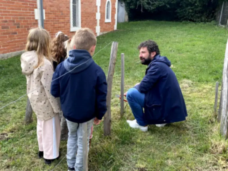 Le vigneron Julien Bonneau taille le Divin du Platin avec des enfants avant la réouverture de la chapelle