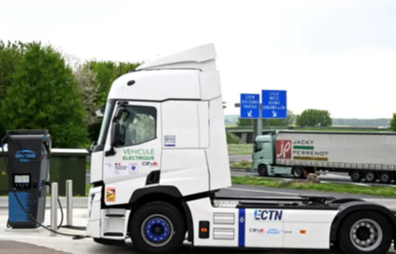 Électrification des poids lourds : seulement 900 immatriculations en 2025, les associations réclament plus d'aides