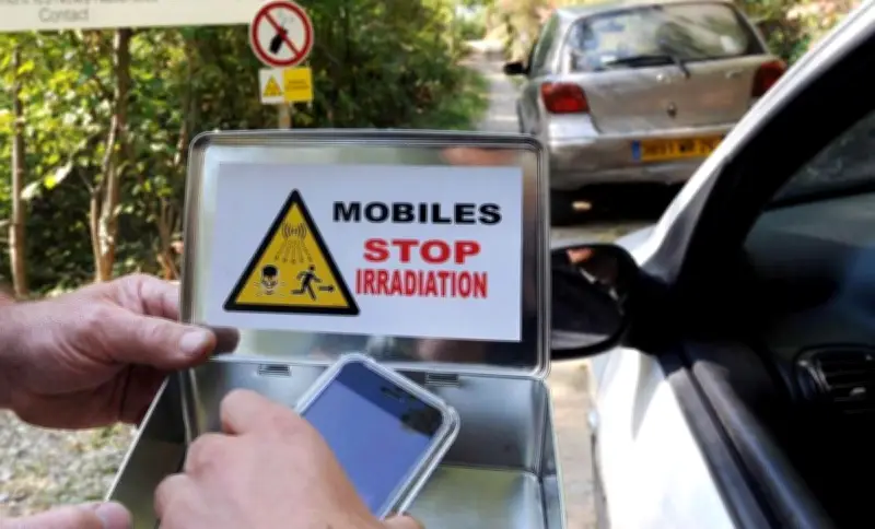 Électrohypersensibilité : comprendre ce syndrome controversé et ses impacts