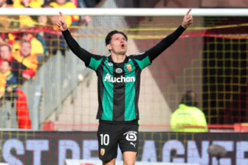 Lens s'impose largement face à Metz et revient à un point du PSG en Ligue 1