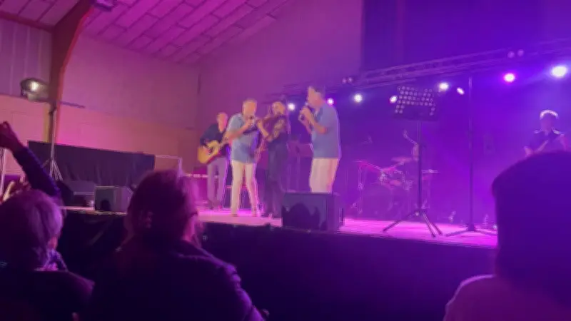 Les 50 ans du Club des 4 Clochers célébrés par un concert triomphal des Jumeaux