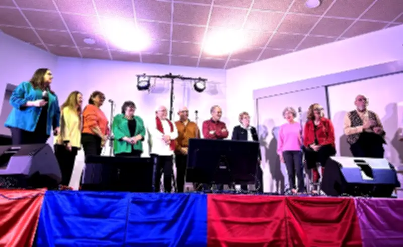 Les Amis de J.P. illuminent la salle des fêtes rénovée avec un spectacle de chansons françaises