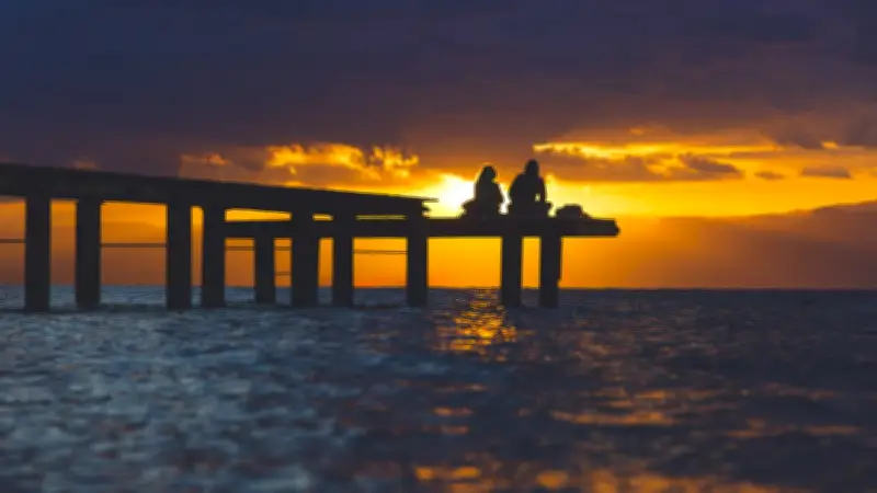 Les amours de vacances : un espace de liberté essentiel pour le développement des jeunes