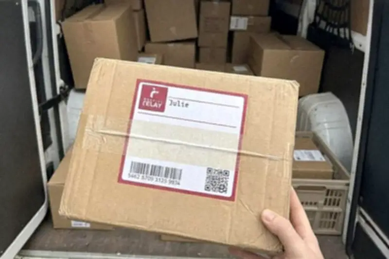 Les arnaques aux faux colis gagnent en réalisme grâce aux photos dopées par l'IA