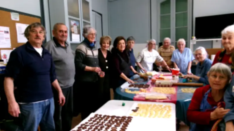 Les bénévoles de la Chapelle méthodiste préparent des gâteaux de Pâques pour Octobre rose