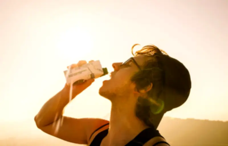 Les boissons aux électrolytes, un remède miracle contre la gueule de bois ?