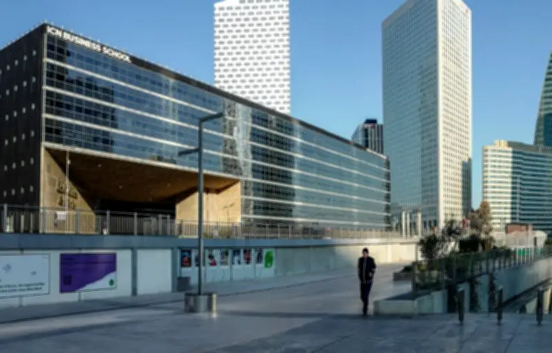 Les bureaux vides se transforment en hôtels : une solution rentable face à la crise immobilière