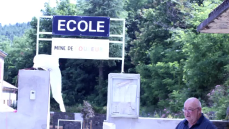 Les écoliers baptisent leur école 'Mine de couleurs' lors d'une cérémonie symbolique