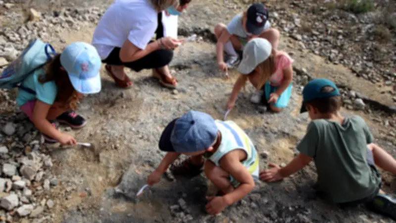 Les écoliers de Collorgues découvrent la dalle historique et ses traces de mammifères ancestraux