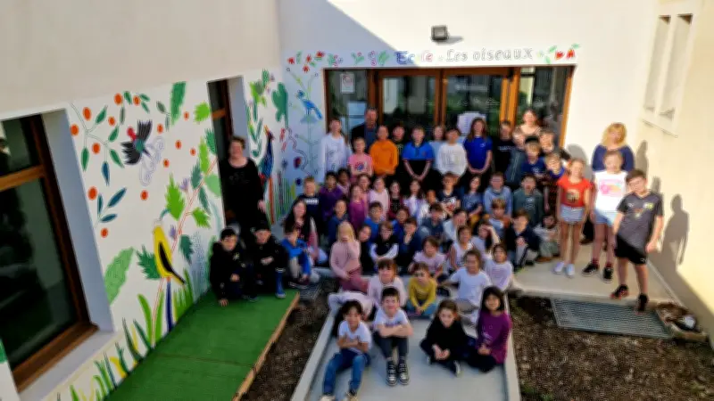 Les écoliers de Vacquières achèvent une fresque monumentale après six mois de création collective