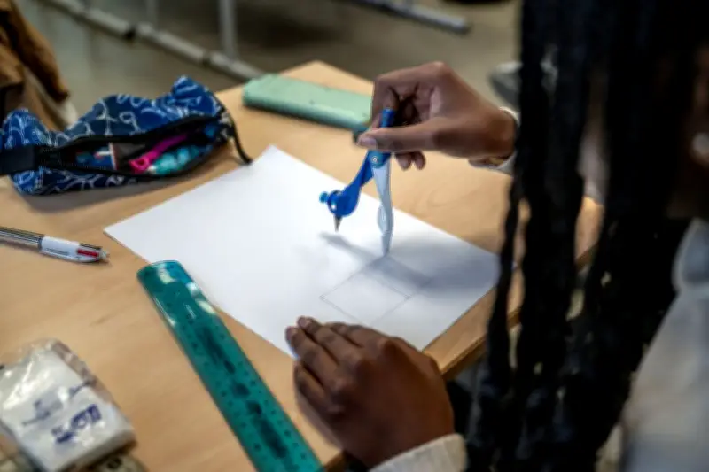 Les collégiennes veulent trouver leur classe en sciences, une quête pour l'égalité