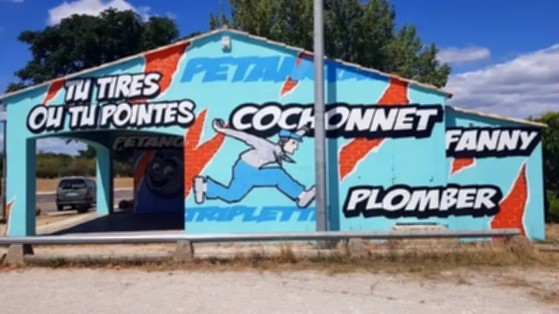 Les enfants de Caissargues décorent la buvette du boulodrome avec Crok