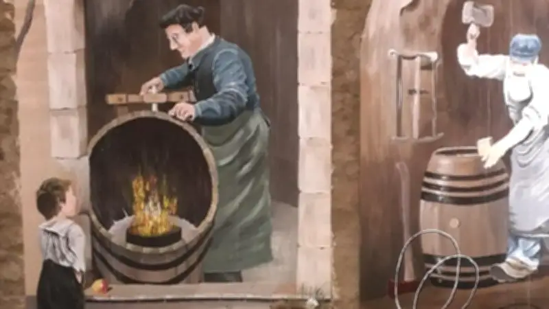 Les enfants du centre de loisirs découvrent l'art de la tonnellerie au musée de Générac