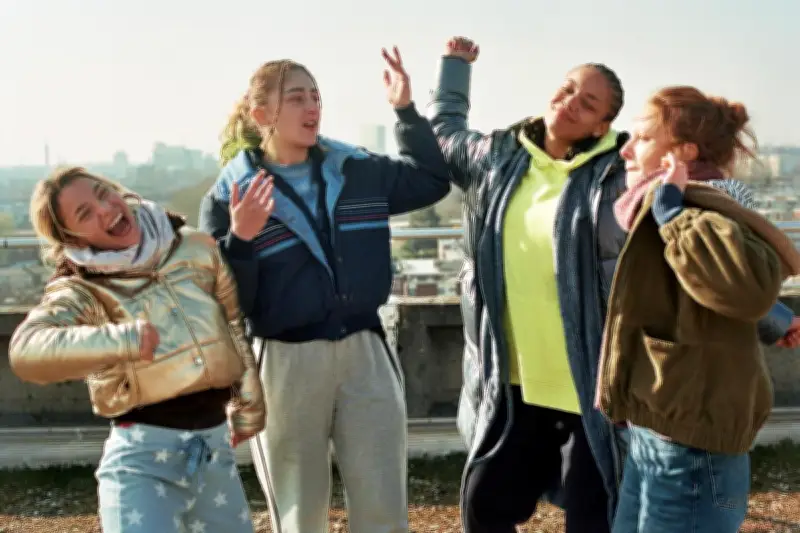 « Les Filles du ciel » : Bérangère McNeese maîtrise la magie du teen movie dès son premier film