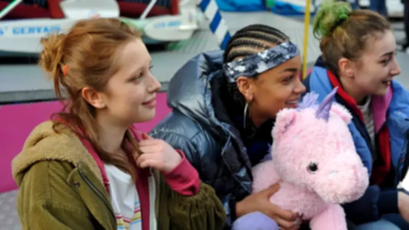 Les Filles du Ciel et Une Jeunesse Indienne : Deux Regards sur l'Inde Contemporaine