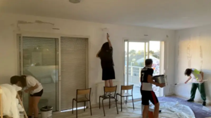 Les jeunes de Bernis rénovent leur Espace Jeunes lors d'un chantier participatif