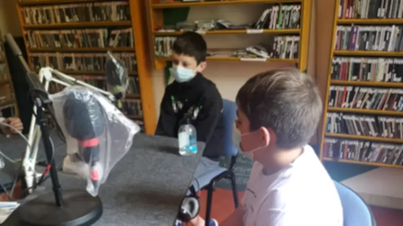 Les jeunes de Montagnac présentent leur projet humanitaire à la radio