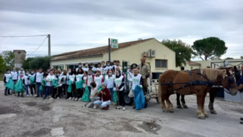 Les élèves de la MFR de Marguerittes nettoient la RD 6086 pour le World Clean-Up Day