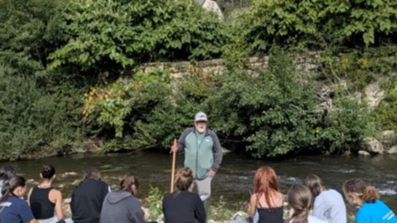 Les lycéens de Chaptal étudient la qualité de l'eau sur le terrain en Lozère