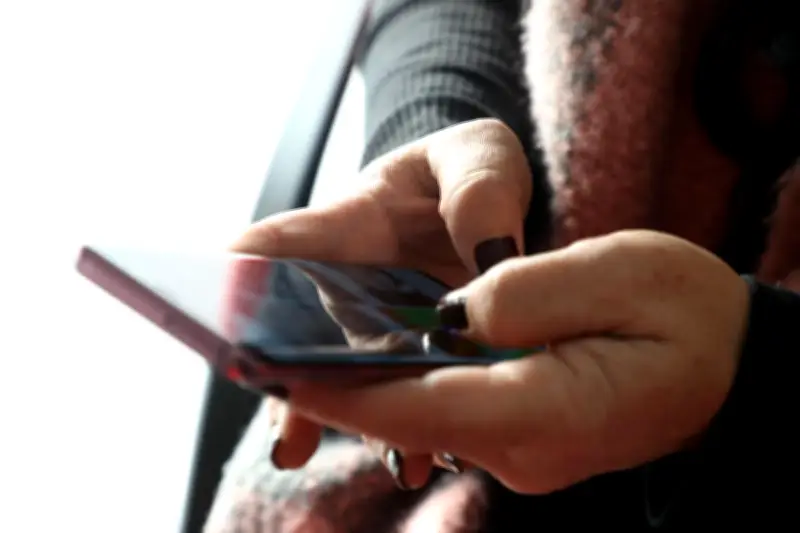 Les maires français face à une hausse alarmante des attaques en ligne selon une étude