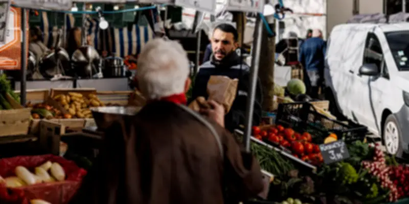 Les marches, rituel discret mais essentiel des campagnes municipales en France