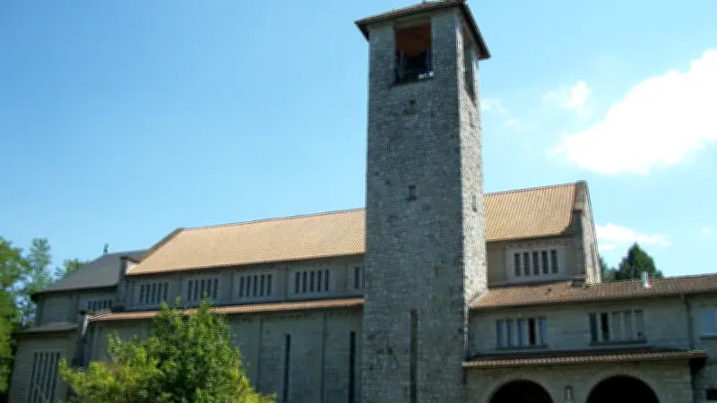 Les moines de Tournay vendent 400 kg de pâtes de fruits pour sauver leur abbaye