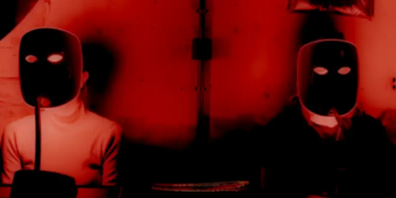 Les nouveaux appareils anti-âge transforment le visage féminin en espace à optimiser