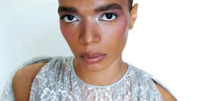 Les paupières s'illuminent avec des pigments vifs pour la saison printemps-été