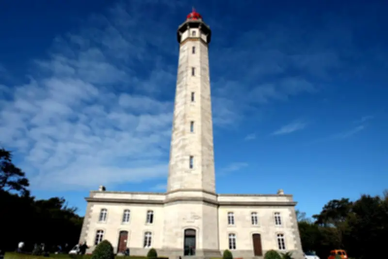 Les phares de Chassiron et des Baleines : sentinelles historiques des îles d'Oléron et de Ré