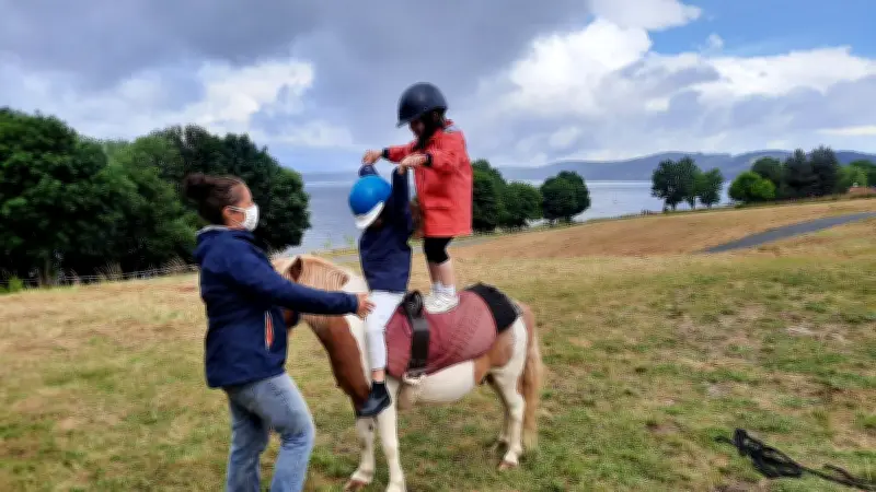 Les poneys enchantent les enfants au lac de Langogne en Lozère