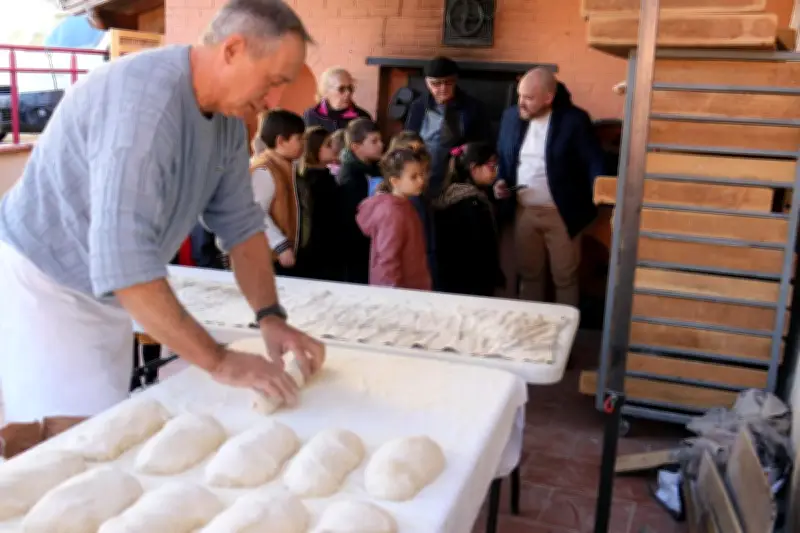 Les Quatre vents du Bouglonnais initie les écoliers à la cuisson au four à bois ancestral