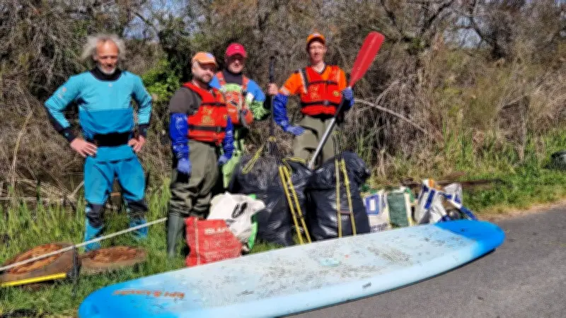 Les Sentinelles des rivières nettoient les berges de l'étang des Salins à Pérols