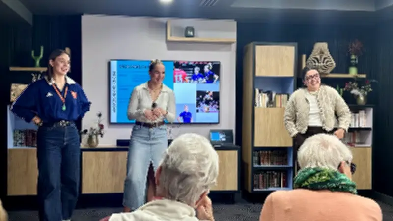 Les sœurs Ménager et Léa Chazalette partagent leur passion du rugby avec des seniors à Uzès