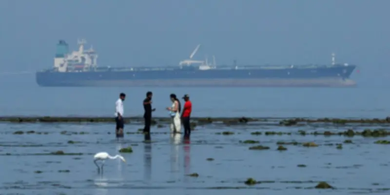 Les États-Unis autorisent temporairement la vente de pétrole russe face à la flambée des prix